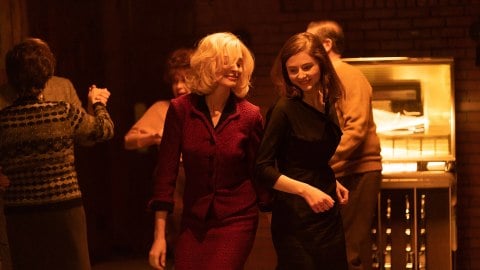 La bande-annonce du thriller sophistiqué avec Anne Hathaway et Thomasin McKenzie