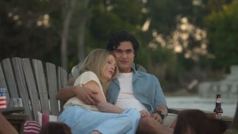 Mai décembre, Charles Melton a pris 20 kilos pour le film