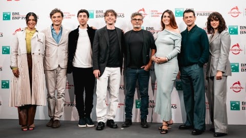 Nos interviews vidéo avec Paolo Genovese et le casting de la série