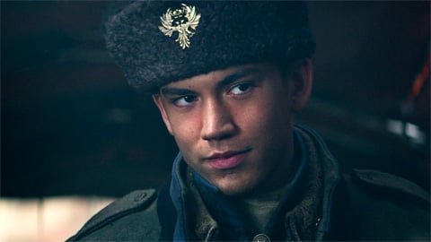 Archie Renaux de Darkness and Bone avec Jenna Coleman dans le thriller The Jetty