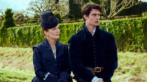 La bande-annonce de l'audacieuse mini-série avec Julianne Moore et Nicholas Galitzine à la Cour d'Angleterre