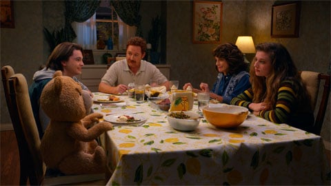 L'ours en peluche le plus effronté de l'écran se montre dans la première bande-annonce de la série télévisée préquelle