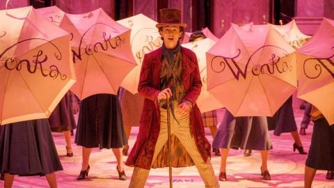 Wonka, la nouvelle affiche italienne montre Timothée Chalamet entouré de bonbons colorés