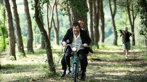 la bande-annonce du nouveau film de Fabio De Luigi, voyageant en scooter avec son "frère" Stefano Accorsi