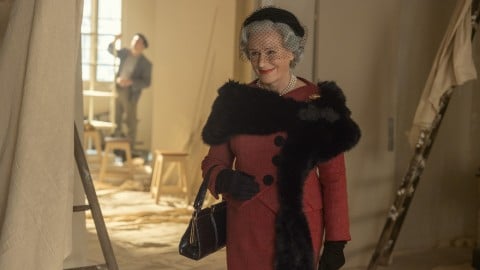 Glenn Close incarne la journaliste de mode emblématique Carmel Snow dans de nouvelles photos de la série