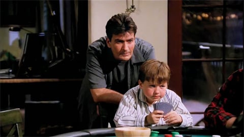La nouvelle comédie Bookie réunit étonnamment les stars de Two and a Half Men Angus T. Jones et Charlie Sheen