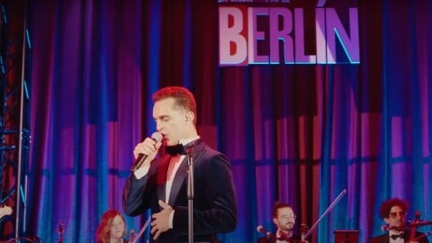 Pedro Alonso chante "Felicità" d'Al Bano lors de la première à Madrid