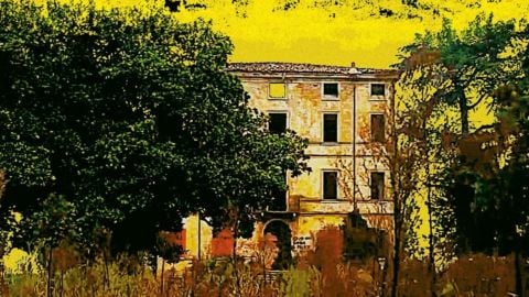 la bande-annonce du film documentaire qui enquête sur les mystères de La Maison aux fenêtres qui rient