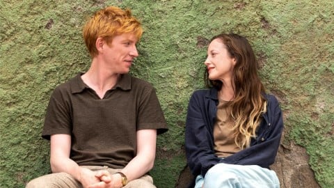 La bande-annonce de la série romantique avec Domhnall Gleeson et Andrea Riseborough
