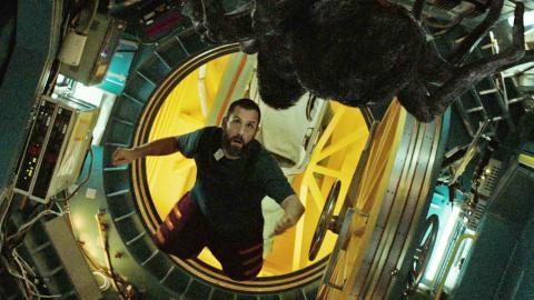 Spaceman, dans la bande-annonce italienne, Adam Sandler est seul dans l'espace... ou peut-être pas