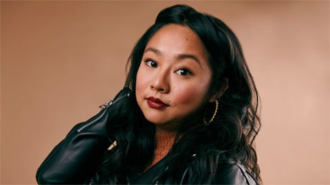 Stephanie Hsu dans la comédie Laid, Daniel Brühl dans la première photo de la série sur Karl Lagerfeld et autres news en bref