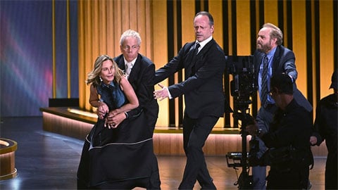 Vidéo des acteurs réunis d'Ally McBeal dansant sur Barry White aux Emmys
