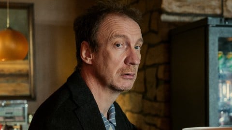 David Thewlis incarnera Sherlock Holmes dans une nouvelle série sur The CW