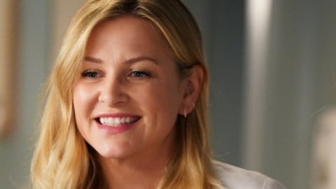 Jessica Capshaw est de retour sur le plateau, voici la première photo de retour dans le rôle d'Arizona