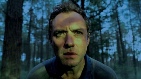 Jude Law protagoniste de la série thriller Foreign Desk, développée avec le français Newen Connect