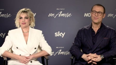 Micaela Ramazzotti et Stefano Accorsi nous parlent de la série Sky et de leurs amours dans cette interview vidéo