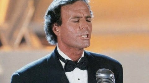 Netflix travaille avec Julio Iglesias sur une série sur la vie du célèbre chanteur