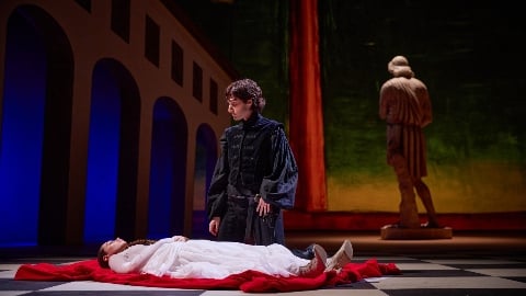 Veronesi raconte l'histoire d'un amour impossible, avec Pilar Fogliati en travesti et Sergio Castellitto irrésistibles