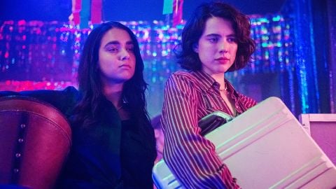 Examen des poupées en voiture