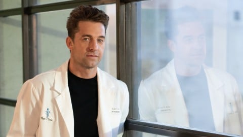 Scott Speedman rejoint Yvonne Strahovksi dans Teacup, BMF renouvelé pour une quatrième saison et autres news en bref