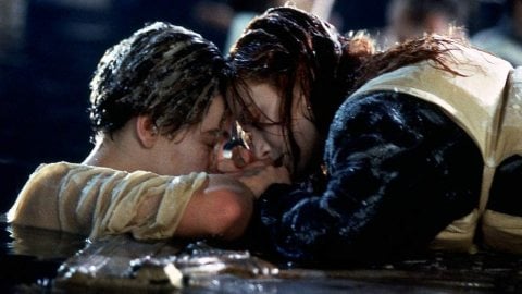 Titanic, la porte flottante qui sauve Rose vendue aux enchères pour une somme record : quels objets elle a surpassé