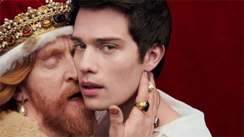 Une nouvelle bande-annonce explicite pour la mini-série avec Julianne Moore et Nicholas Galitzine