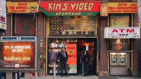 la bande-annonce du documentaire qui parle d'un club vidéo new-yorkais, de milliers de cassettes VHS et... Vittorio Sgarbi