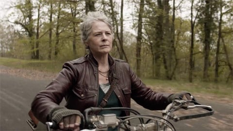 Daryl Dixon, un nouveau regard sur la saison 2 dans un clip avec Carol