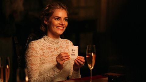 Jusqu'à ce que la mort nous sépare, Samara Weaving joue à un dangereux jeu de cache-cache sur Rai 4