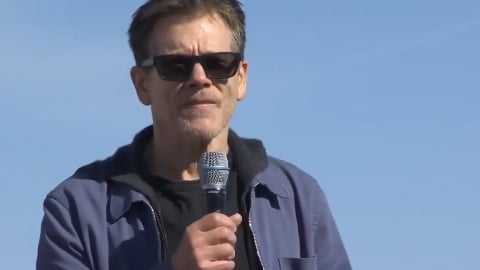 Kevin Bacon 40 ans après Footloose revient au lycée où il a été tourné : la vidéo