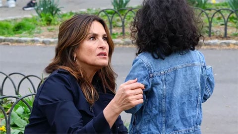 Mariska Hargitay arrête le tournage pour aider une petite fille perdue