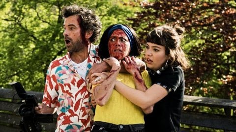 les morts-vivants envahissent le décor d'un film de zombies dans la comédie d'horreur à la télé ce soir