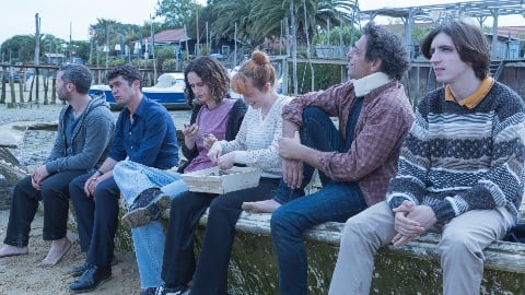 un aperçu exclusif d'une scène de la comédie dramatique sur une famille différente des autres