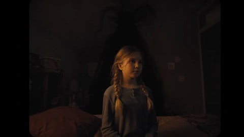 une nouvelle vidéo d'horreur virale mettant en vedette Maika Monroe et Nicolas Cage