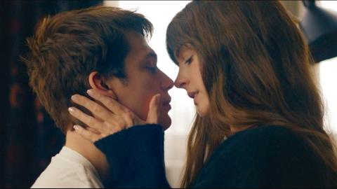 Anne Hathaway et Nicholas Galitzine lors de leur première rencontre, entre bottes « spatiales » et reflets hideux