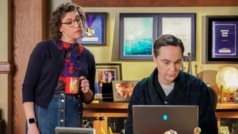 Jim Parsons et Mayim Bialik de retour dans le rôle de Sheldon et Amy sur les premières photos de la finale