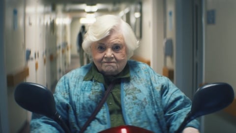June Squbb déchaînée dans la bande-annonce de la comédie malgré ses 94 ans