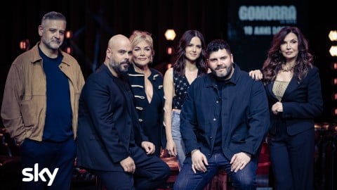 La série 10 ans après : Les protagonistes réinterprètent la célèbre scène du vin effervescent