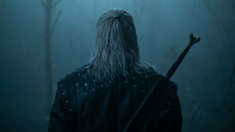 Netflix dévoile les premières images de Liam Hemsworth dans le rôle de Geralt de Riv, la vidéo