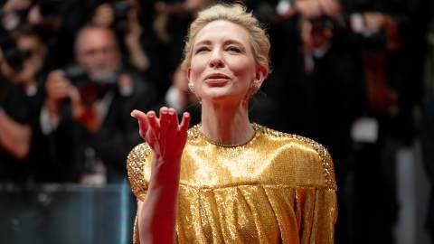 le tapis rouge est teinté d'or et de paillettes [FOTO]