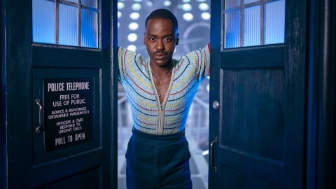 Doctor Who entre dans l'histoire en montrant le premier baiser du Docteur avec une personne du même sexe