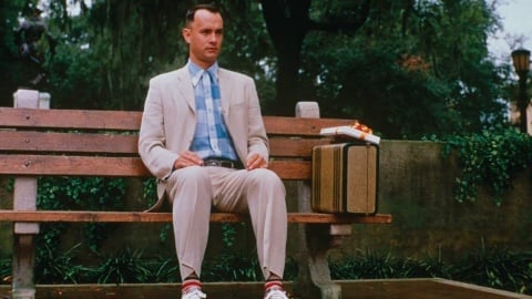 Forrest Gump court vers la place du cinéma Mostra del Nuovo à Pesaro