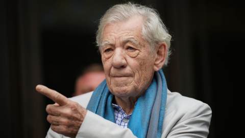 Ian McKellen contraint d'annuler sa tournée théâtrale après être tombé de scène il y a quelques jours