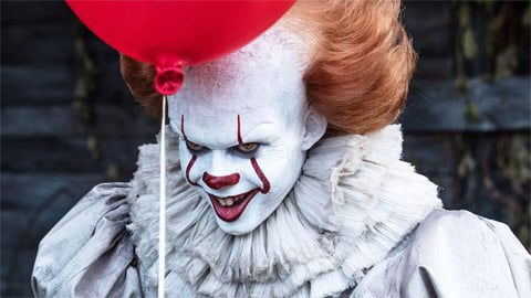 La star informatique Bill Skarsgård jouera à nouveau Pennywise dans la série télévisée préquelle