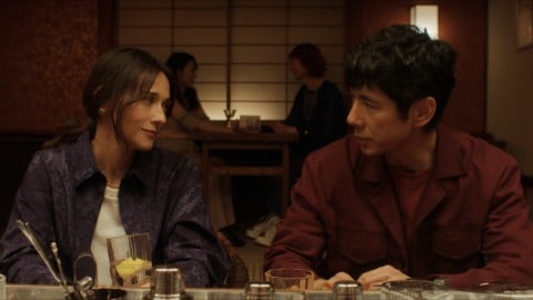 Rashida Jones, un robot et un mystère dans la bande-annonce italienne de la nouvelle série de science-fiction Apple TV+