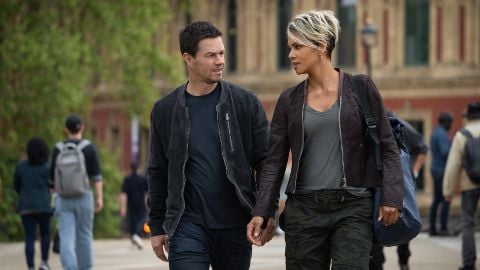 voici la bande-annonce officielle de la comédie d'action Netflix avec Halle Berry et Mark Wahlberg