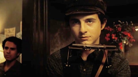 Inconnu complet, Timothée Chalamet incarne Bob Dylan dans le premier trailer