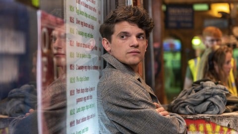 La star de My Lady Jane, Edward Bluemel, rejoint le casting de la série Netflix