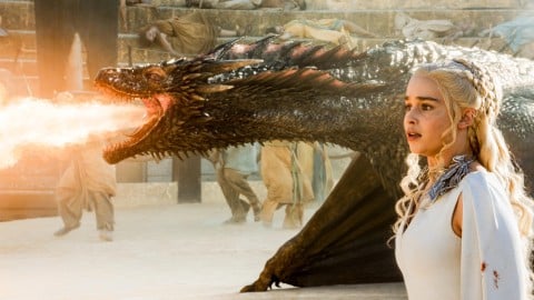 Le troisième épisode cache un œuf de Pâques (ou plutôt trois) sur Daenerys Targaryen, littéralement