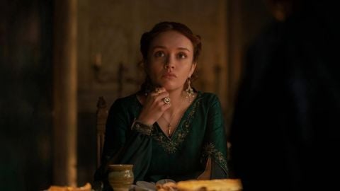 Que boit Alicent dans l'épisode quatre et en quoi ce choix la rapproche-t-il de Rhaenyra ?